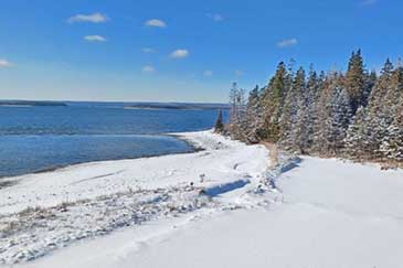Rotes Haus am Meer auf 1,3 Ha Ufer Grundstück zu verkaufen auf Cape Breton, Nova Scotia, Kanada