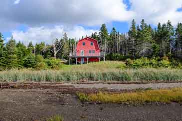 Rotes Haus am Meer auf 1,3 Ha Ufer Grundstück zu verkaufen auf Cape Breton, Nova Scotia, Kanada
