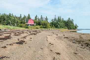 Rotes Haus am Meer auf 1,3 Ha Ufer Grundstück zu verkaufen auf Cape Breton, Nova Scotia, Kanada