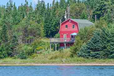 Rotes Haus am Meer auf 1,3 Ha Ufer Grundstück zu verkaufen auf Cape Breton, Nova Scotia, Kanada